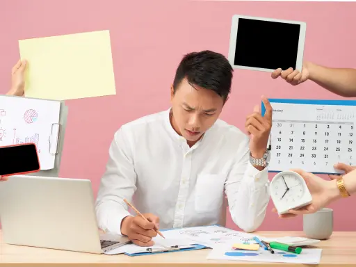 Imagem de um homem sentado trabalhando, com várias mãos oferecendo objetos: calendários, tablets, relógio, documentos, gráficos, etc.